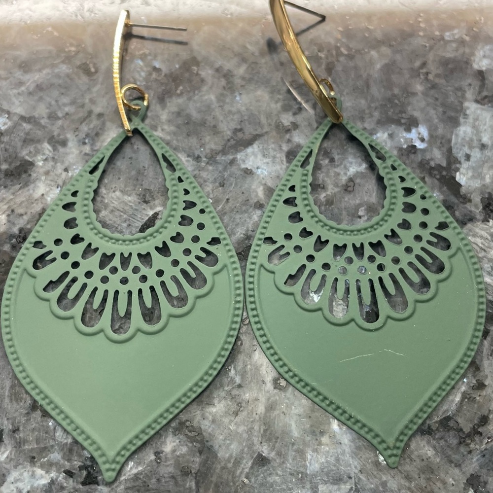 2/$29 or 3/$39 NWOT Eclectic forest green metal teardrop earrings - Picture 1 of 4